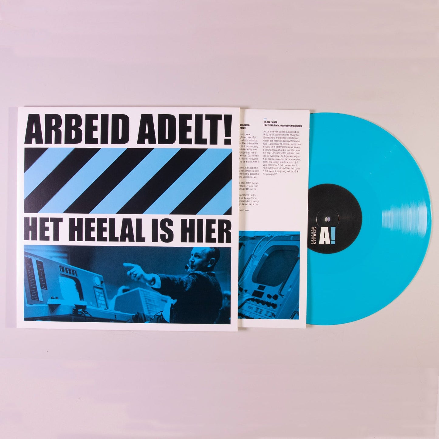 Arbeid Adelt! - Het Heelal is hier (Blauw) LP Open